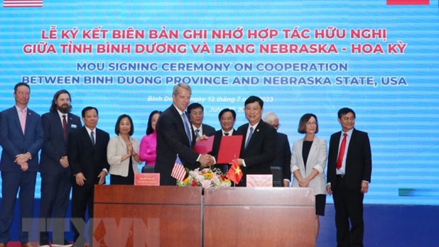 Binh Duong signs co-operation MoU with Nebraska covering multiple fields